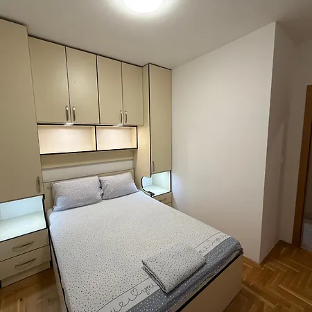 Stan Na Dan Hilandarska 9 *