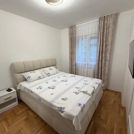 Stan Na Dan Hilandarska 9 * Lukavica